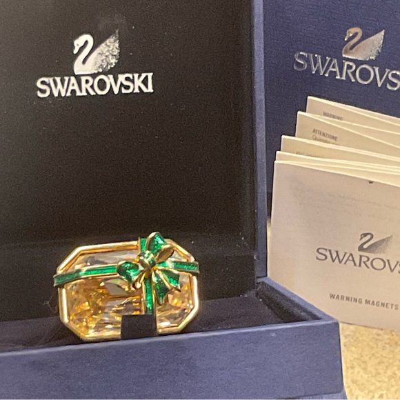 Swarovski Swan Signed Christmas Gift Brooch Pin - Picture 1 of 4